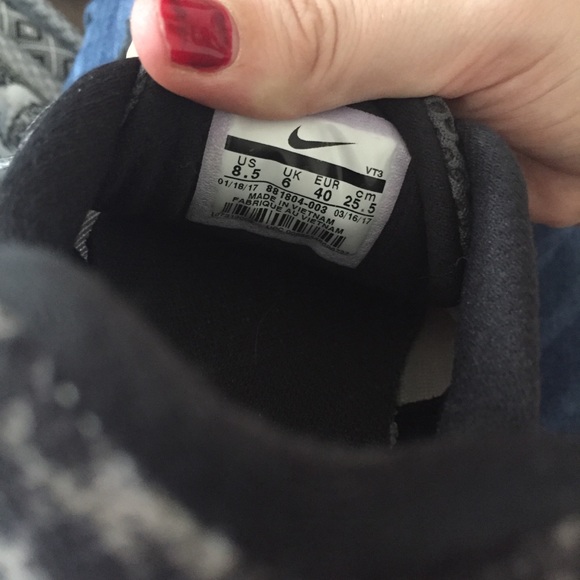 Nike shoes - Picture 4 of 4